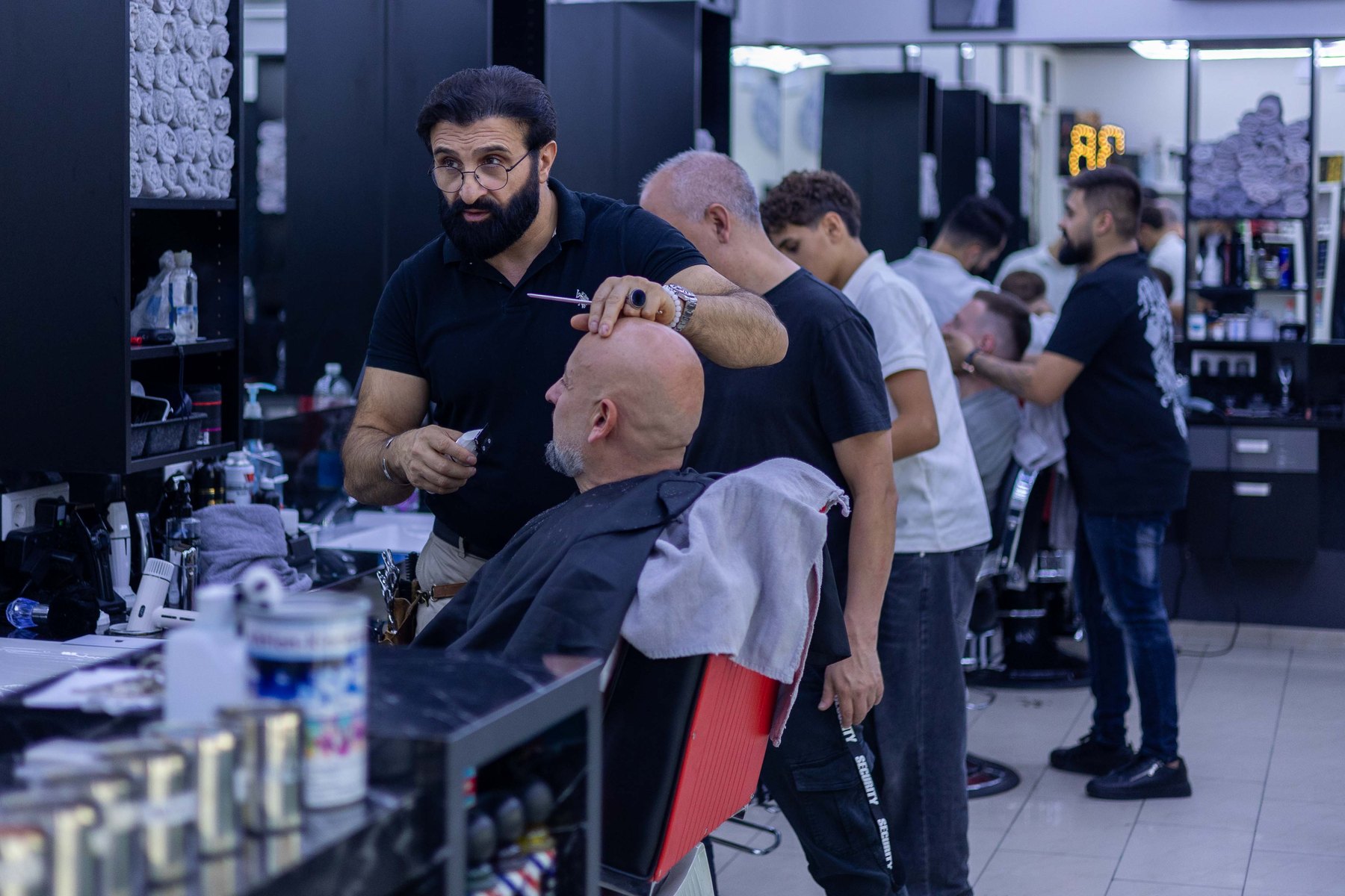 Barbier Bülent im belebten Salon